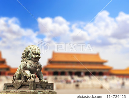 Horizontal background with ancient pavilions and lion statue in Forbidden City. Bronze chinese guardian lion, Beijing, China 114724423