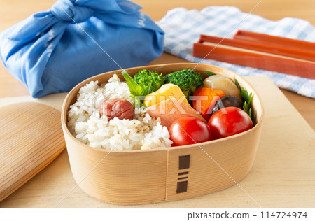 Making bento lunch boxes using magewappa wood Making bento lunch boxes using magewappa wood 114724974