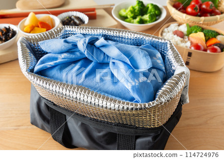 Lunch box in a cooler bag, making lunch, preventing food poisoning Lunch box in a cooler bag, making lunch, preventing food poisoning 114724976