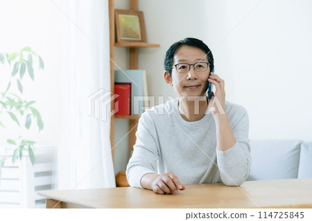 Middle-aged man talking on smartphone 114725845
