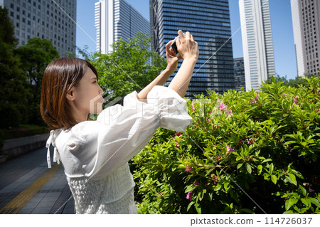 一位女士用數位相機拍攝風景照片 一位女士用數位相機拍攝風景照片 114726037