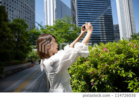 一位女士用數位相機拍攝風景照片 一位女士用數位相機拍攝風景照片 114726038