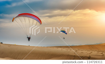 在沙丘上享受滑翔傘的畫面 114726311