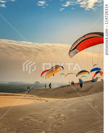 在沙丘上享受滑翔傘的畫面 在沙丘上享受滑翔傘的畫面 114726314