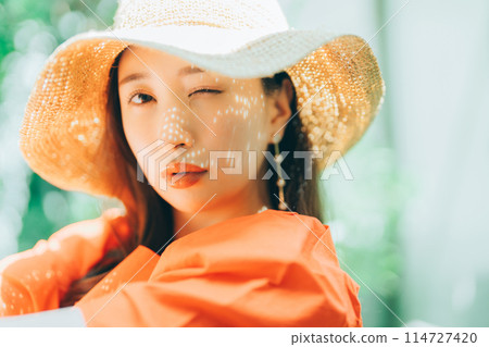 投入在草帽的少婦 114727420