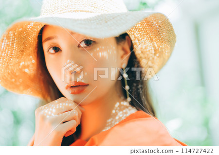 投入在草帽的少婦 114727422