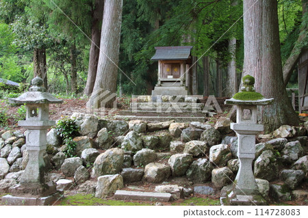 Kegonji Temple on Mount Yagikumi in early summer 5 (Yagikumi, Ibigawa-cho, Ibi-gun, Gifu Prefecture: 33rd Kannon Pilgrimage in the Western Provinces) Kegonji Temple on Mount Yagikumi in early summer 5 (Yagikumi, Ibigawa-cho, Ibi-gun, Gifu Prefecture: 33rd Kannon Pilgrimage in the Western Provinces) 114728083