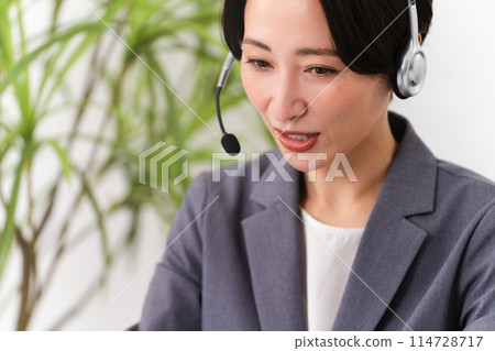 一位年輕女操作員操作電腦的商業形象 114728717