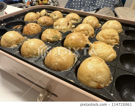 Takoyaki made with a home takoyaki maker Takoyaki made with a home takoyaki maker 114728861