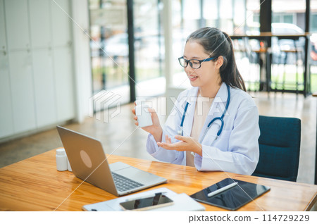 Doctors are giving advice to patients via online video, informing them of physical examination results and suggesting treatment and health care. Doctors are giving advice to patients via online video, informing them of physical examination results and suggesting treatment and health care. 114729229
