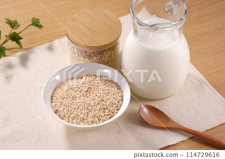 白盤上的燕麥片 白盤上的燕麥片 114729616