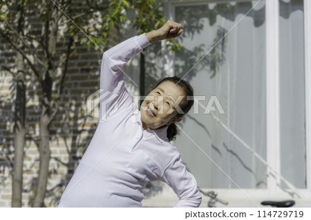 在花園裡當體操的老婦人 114729719