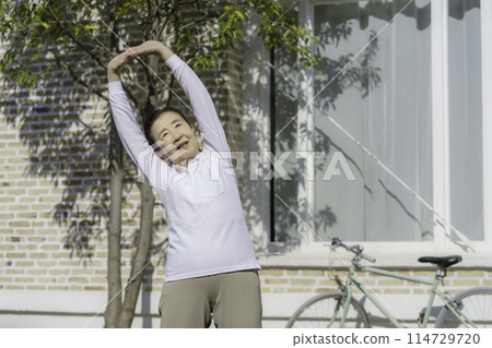 在花園裡當體操的老婦人 114729720