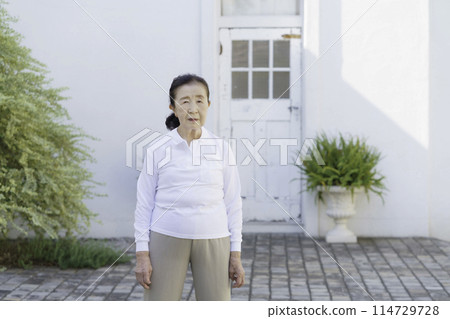 站立在花園裡的資深婦女 114729728