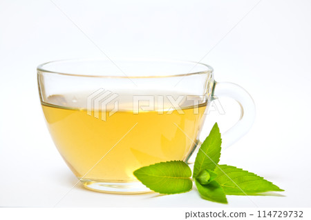 Glass transparent cup with tea and green mint leaf 114729732