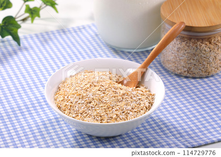 白盤上的燕麥片 114729776
