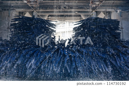 Rotating brush during car wash 114730192