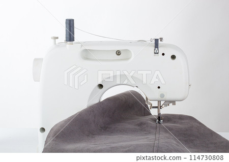 Sewing machine, stitching fabrics, needle in a round plan 114730808