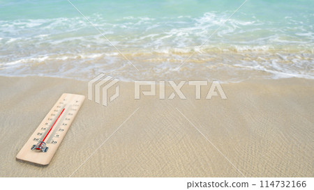 Thermometer with hot temperature on the beach Thermometer with hot temperature on the beach 114732166