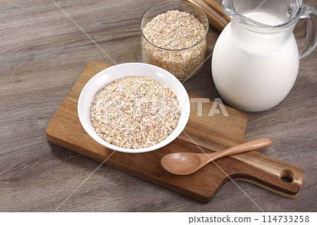 Oatmeal served on a white plate Oatmeal served on a white plate 114733258
