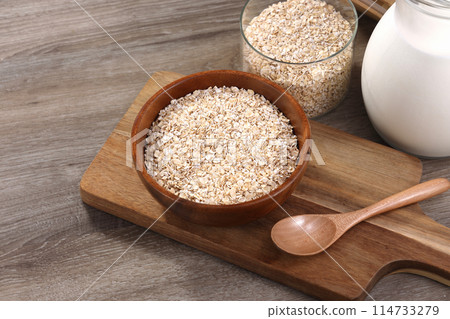 Oatmeal served in a wooden bowl 114733279