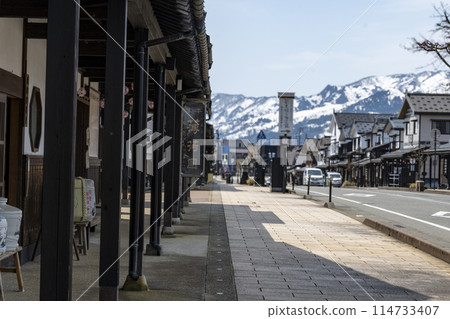 Makino-dori street and snow-covered mountains at Shiozawa-shuku on the Mikuni Kaido road Makino-dori street and snow-covered mountains at Shiozawa-shuku on the Mikuni Kaido road 114733407