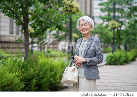 白髮老婦 114733638