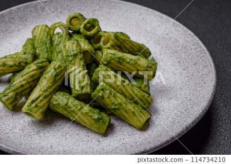 Delicious pasta with spinach sauce, olive oil and parmesan cheese 114734210