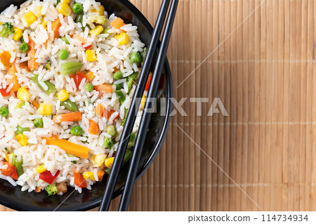 White fried rice with vegetables on wooden table 114734934