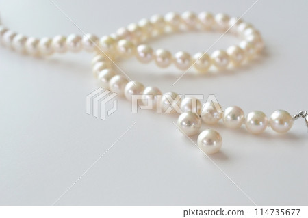 白色背景上的珍珠項鍊和耳環 114735677