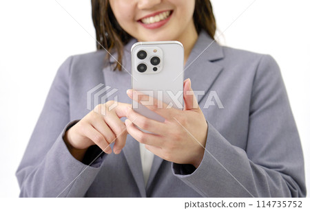 使用智慧型手機的年輕女商人，白色背景，沒有臉 114735752