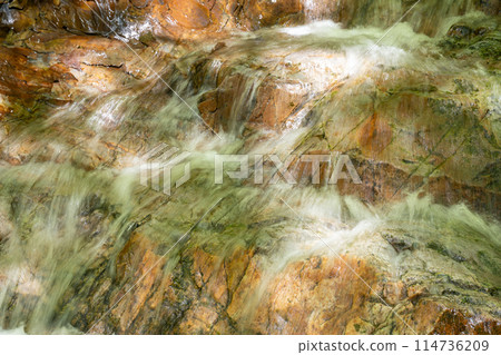奧道部鎌倉澤的清澈溪流從岩石上滑落的涼爽景色。 114736209
