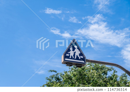 藍天和行人穿越道標誌 藍天和行人穿越道標誌 114736314