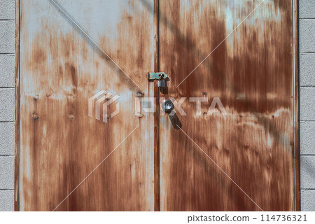 倉庫生鏽的鋼門 114736321