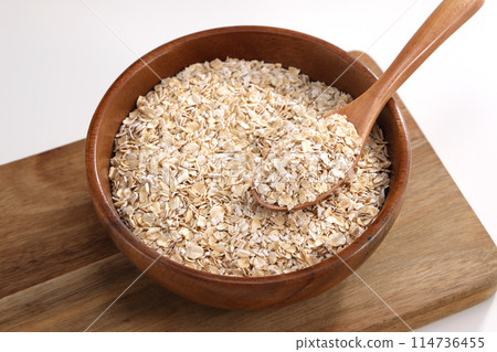 燕麥片裝在木碗裡 燕麥片裝在木碗裡 114736455