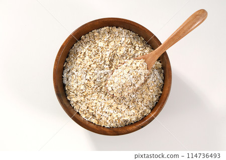 燕麥片裝在木碗裡 燕麥片裝在木碗裡 114736493