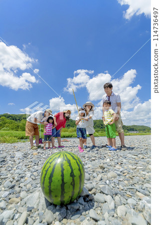 一家人在河邊劈西瓜 114736497