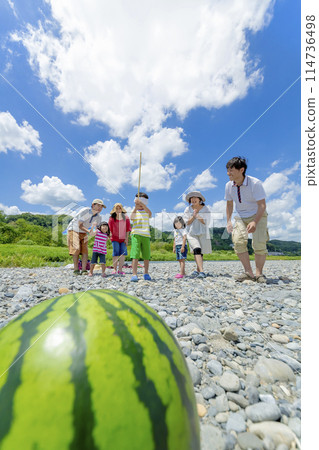 一家人在河邊劈西瓜 一家人在河邊劈西瓜 114736498