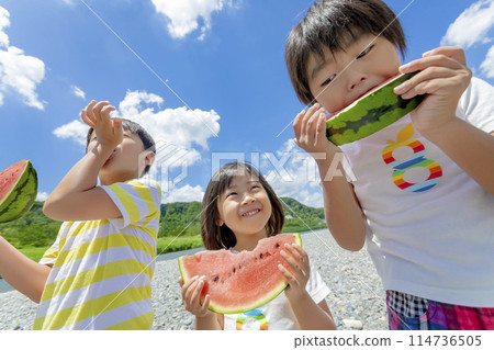 孩子們在河邊吃西瓜 114736505
