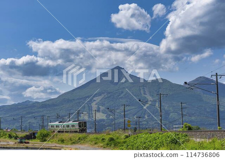 初夏的萬代山和福島縣豬苗代町萬代西線的列車 114736806