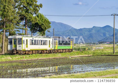 行駛在福島縣會津三里町會津盆地稻田中的只見線列車 行駛在福島縣會津三里町會津盆地稻田中的只見線列車 114736850