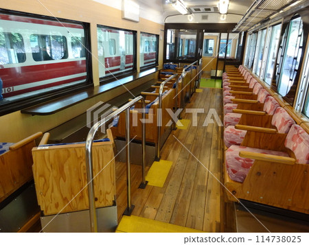 停靠在極樂橋站的觀光列車“天空(南海22000系)” 停靠在極樂橋站的觀光列車“天空(南海22000系)” 114738025