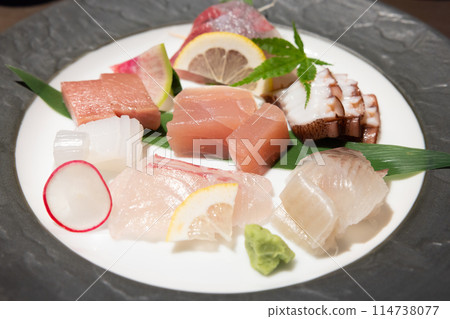 Delicious sashimi of seven kinds including tuna, yellowtail, flounder, squid, and octopus 114738077