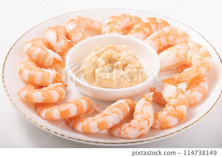 Boiled peeled shrimp with aurora sauce Boiled peeled shrimp with aurora sauce 114738149