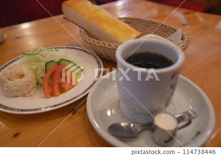 Morning service at a Japanese coffee shop 114738446