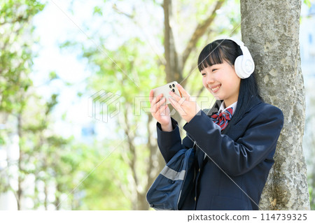 高中女孩聽音樂耳機 114739325