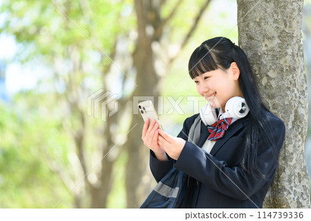 有智慧型手機耳機的高中女孩 114739336