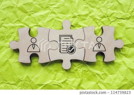 Puzzle elements with figures and a contract as a symbol of understanding and agreement. 114739823