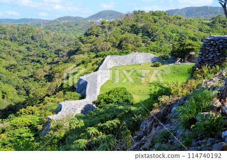 從主城看到的今歸仁城遺址式慶神門 114740192