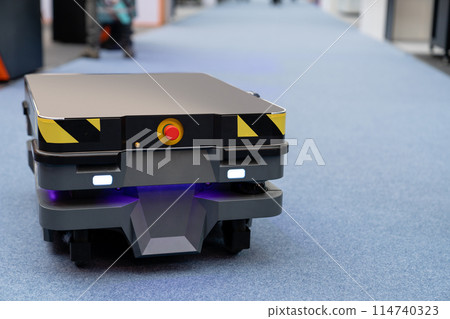 Mobile robot for transporting a box in a warehouse 114740323